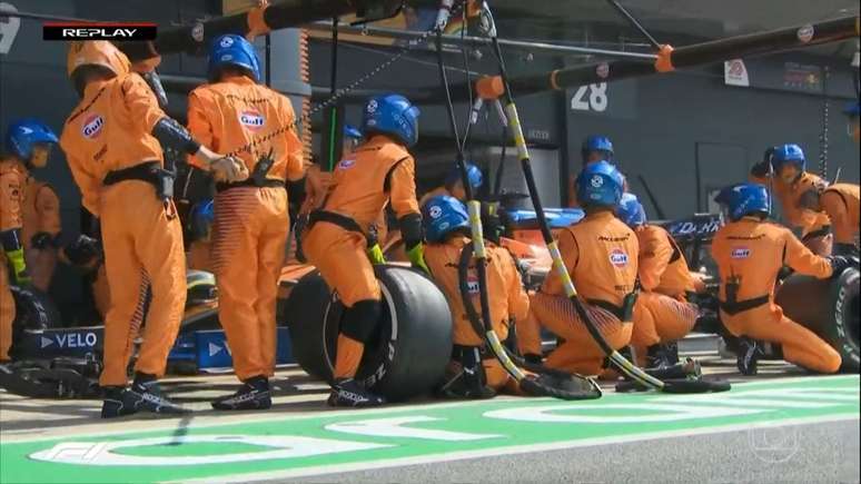 McLaren derruba corrida de Carlos Sainz em pit-stop 