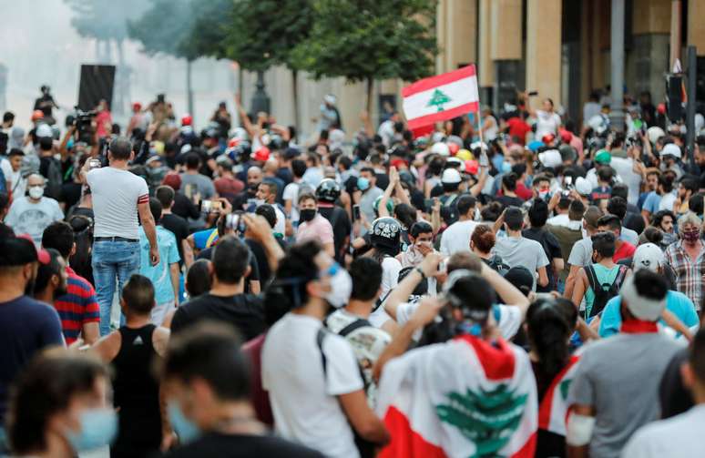 Manifestantes participam de protesto pelo segundo dia consecutivo em Beirute