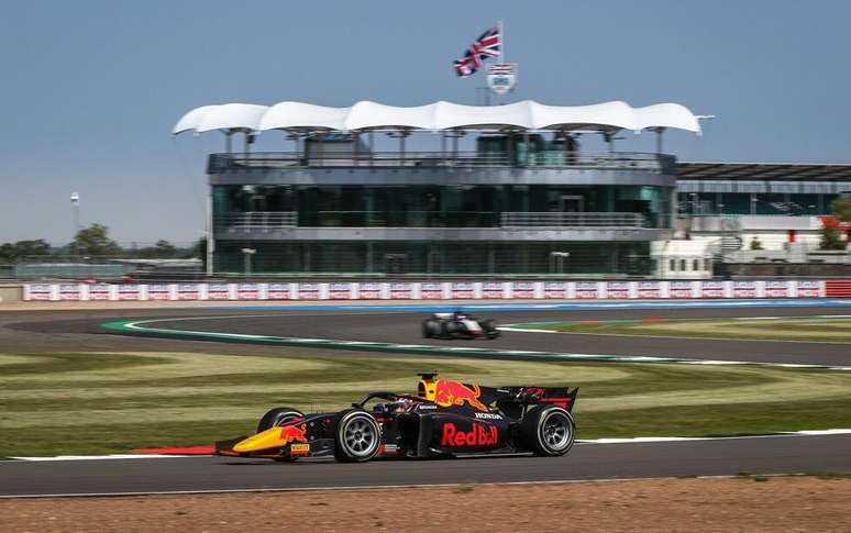 Yuki Tsunoda venceu a corrida 2 da F&oacute;rmula 2 em Silverstone 