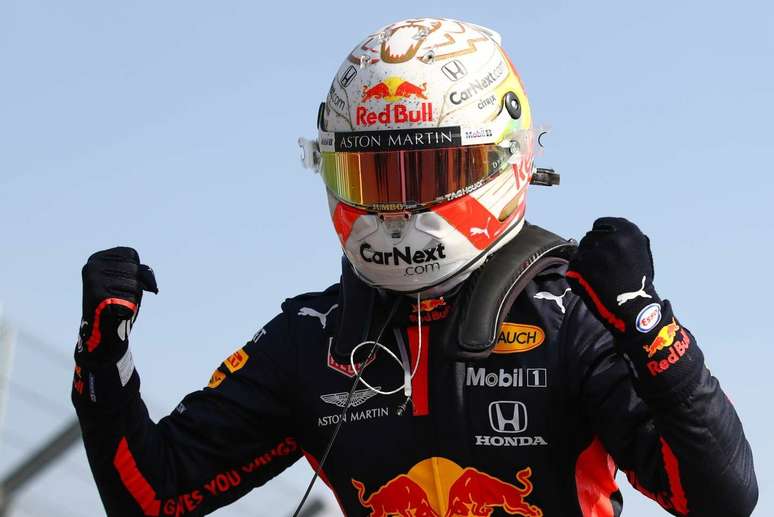 A festa de Max Verstappen após a primeira vitória na temporada 2020 