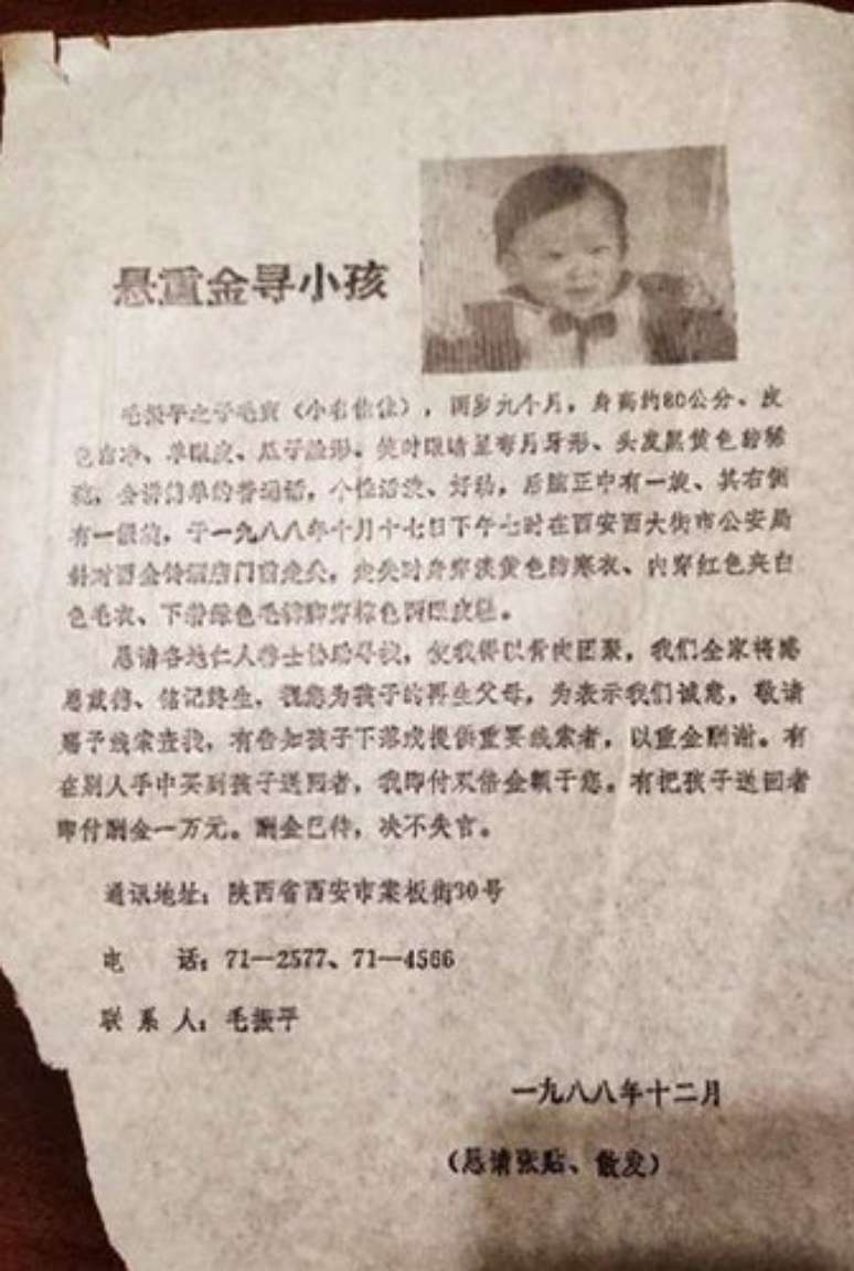A mãe imprimiu 100 mil folhetos com a foto do filho.