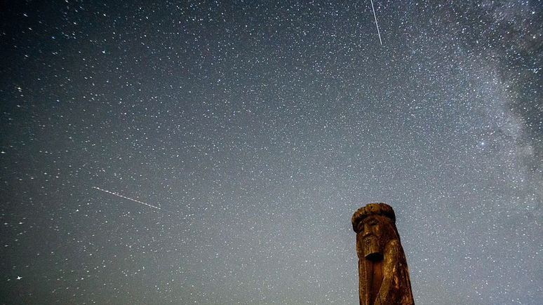 O céu noturno fica iluminado com uma chuva de meteoritos