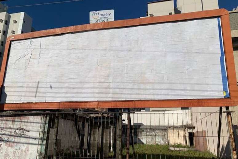 Outdoor que antes tinha a imagem de Bolsonaro com a cloroquina agora est&aacute; em branco