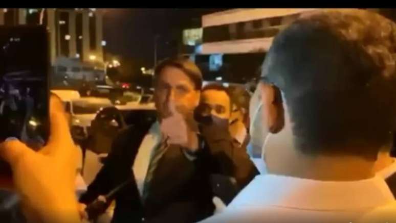 Bolsonaro come churrasquinho de um vendedor ambulante em Brasília