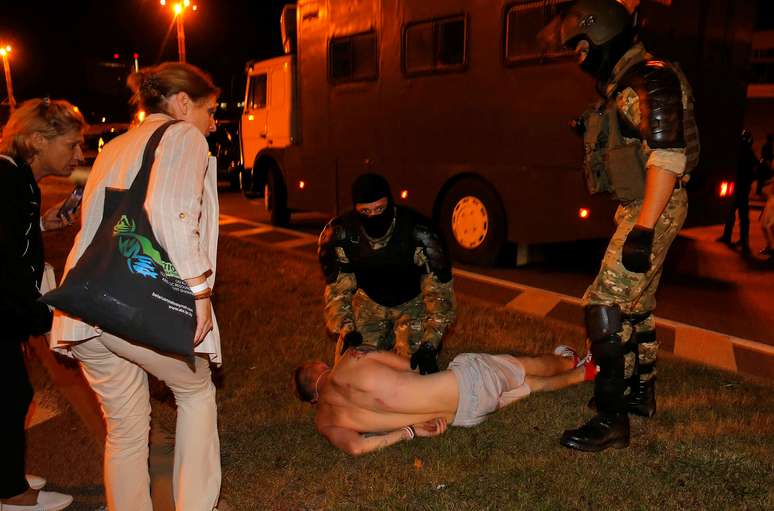 Confrontos entre oposição e forças de segurança em Minsk após eleição presidemcial em Belarus
09/08/2020 REUTERS/Vasily Fedosenko