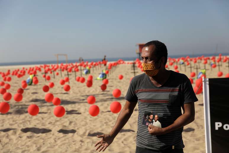Homenagem a v&iacute;timas da Covid-19 na praia de Copacabana, no Rio de Janeiro
08/08/2020
REUTERS/Ricardo Moraes
