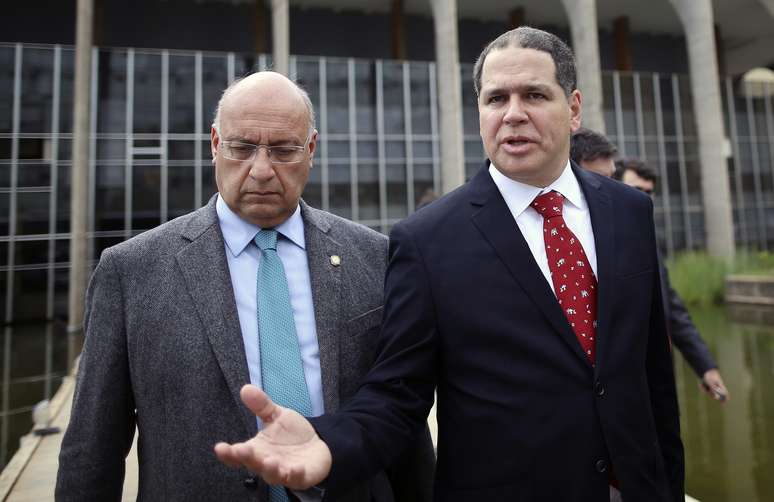 Parlamentar venezuelano Williams Dávila (à esquerda) deixa Itamaraty, em Brasília, ao lado de Luis Florido 
25/02/2016
REUTERS/Adriano Machado