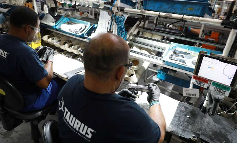 Funcionários da fabricante de armas Taurus em unidade da empresa em São Leopoldo (RS) 
15/01/2019
REUTERS/Diego Vara