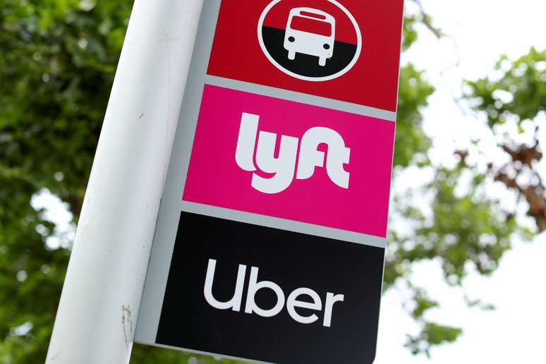 Anúncio marca ponto de parada de Lyft e Uber, na Califórnia. 13/5/2020. REUTERS/Mike Blake
