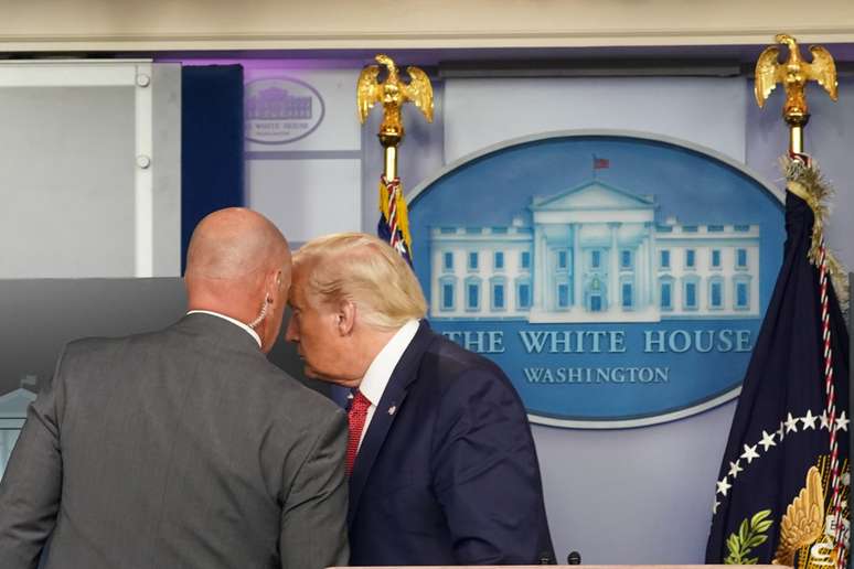 Presidente dos EUA, Donald Trump, é retirado de entrevista na Casa Branca por agente do Serviço Secreto
10/08/2020
REUTERS/Kevin Lamarque