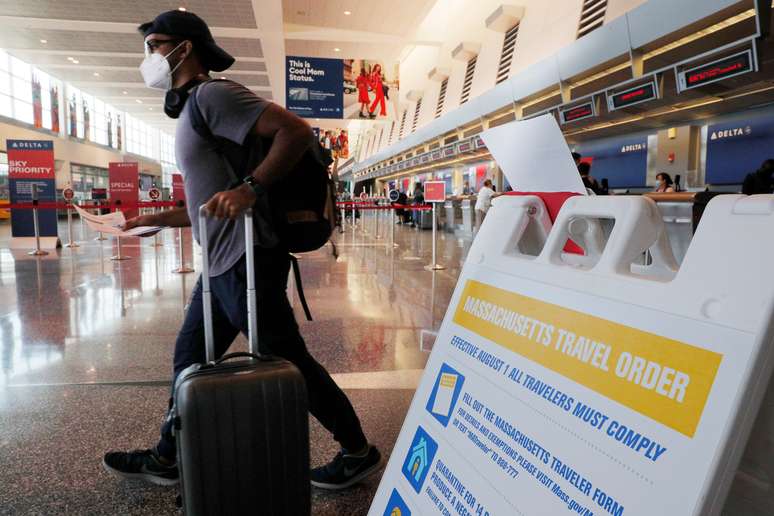 Passageiro com máscara no aeroporto Logan, em Boston
03/08/2020
REUTERS/Brian Snyder