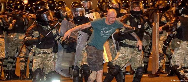 Manifestante é detido pela polícia. Minsk e cerca de outras 20 cidades registraram protestos 