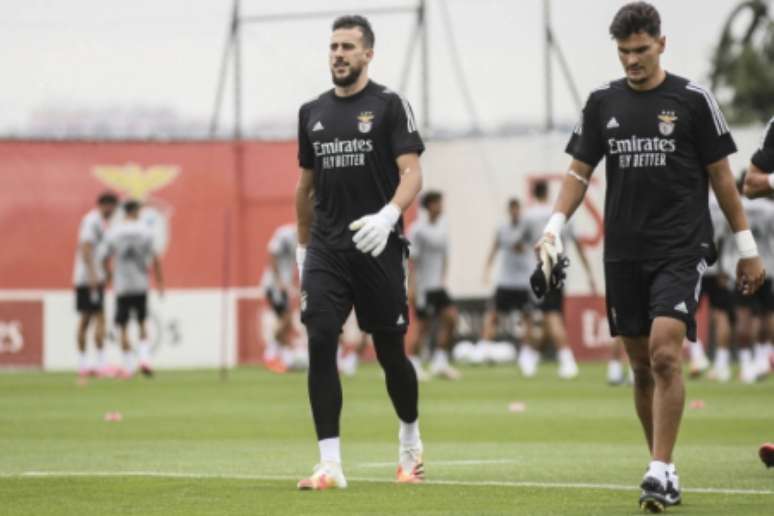 Helton Leite ao lado do goleiro Zlobin (Foto: Divulgação / Benfica / Site oficial)