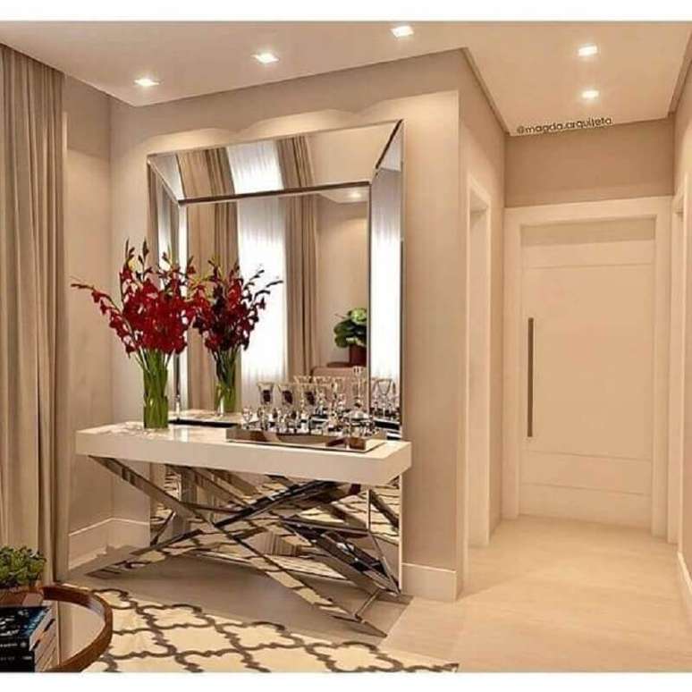 15. Hall de entrada decorado com espelho bisote grande e cor nude para parede – Foto: Construindo Minha Casa Clean