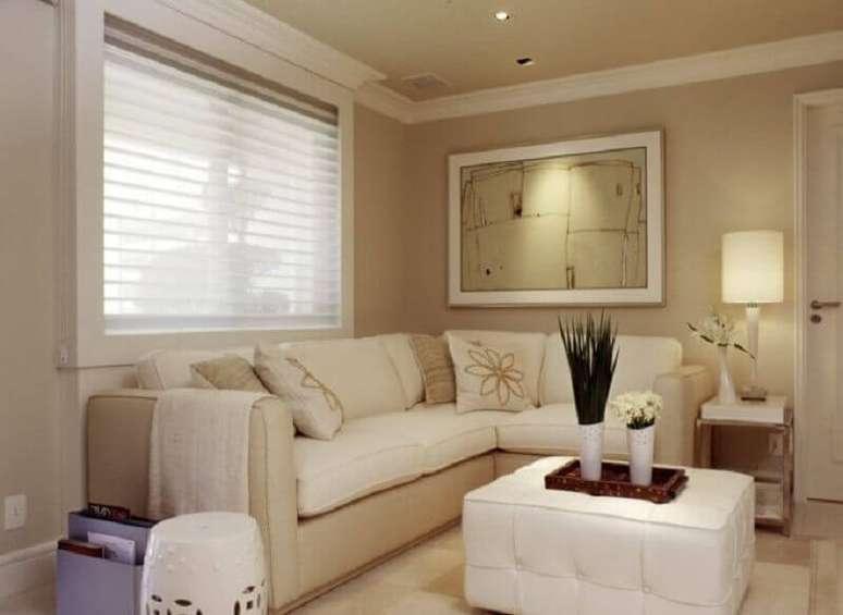 16. Cor de parede nude para sala de estar decorada com estilo clássico – Foto: Camarina Studio