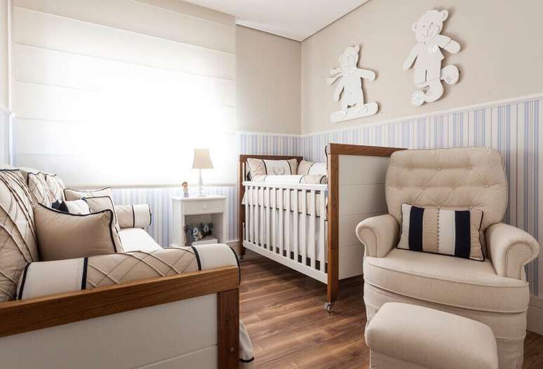 18. Decoração cor nude para quarto de bebê com papel de parede listrado – Foto: Pinterest