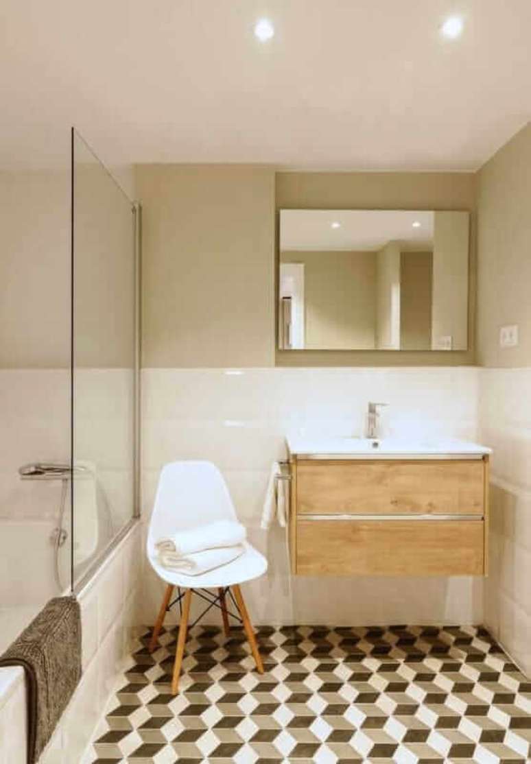 10. Cor nude para parede de banheiro simples decorado com gabinete suspenso de madeira – Foto: Houzz