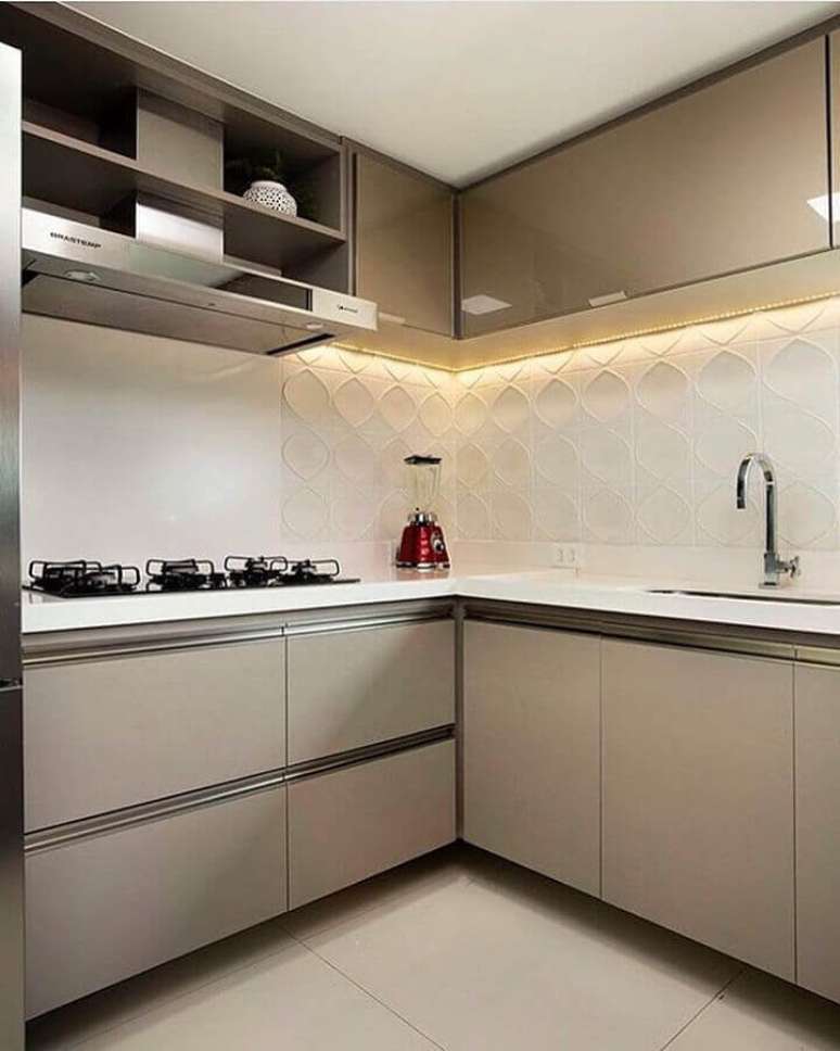 21. Revestimento 3D para decoração de cozinha planejada com armários na cor nude – Foto: Dcore Você