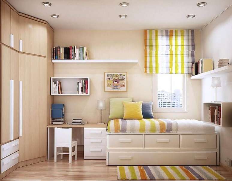 22. Decoração de quarto na cor nude com tapete e cortina colorida – Foto: Pinterest