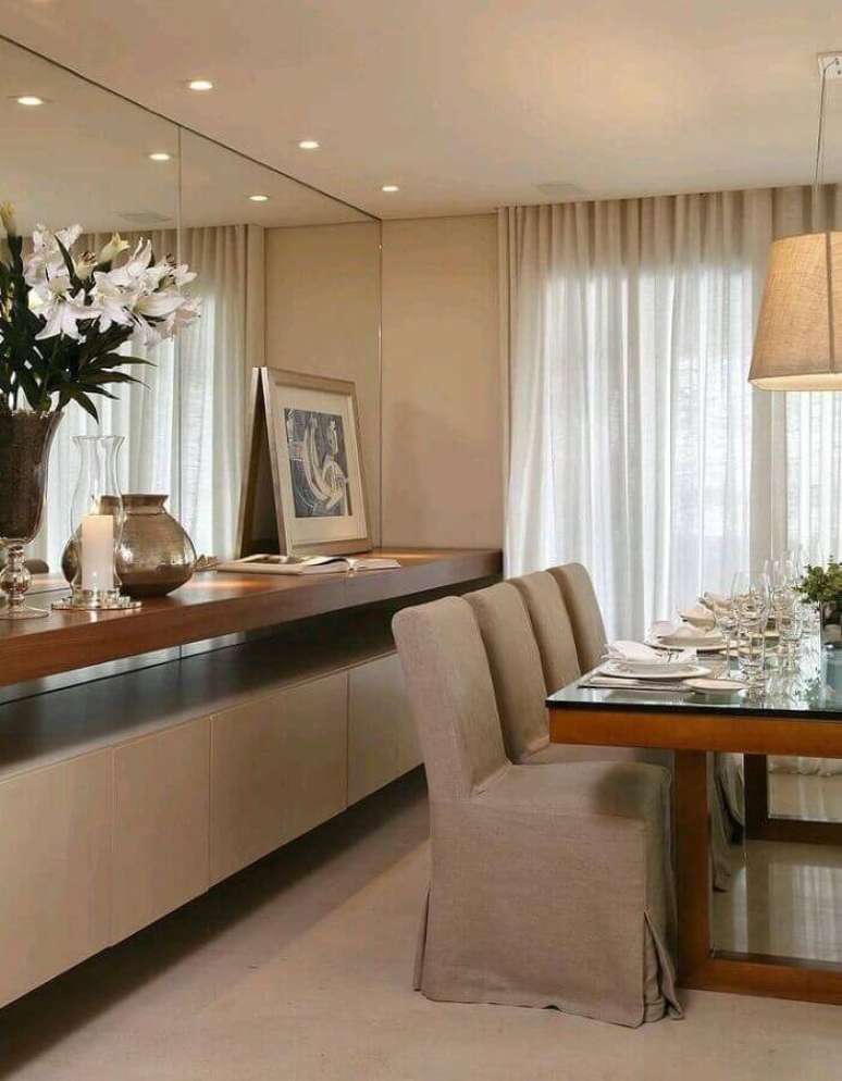 23. Sala de jantar moderna decorada com paleta cores nude e parede espelhada – Foto: Webcomunica