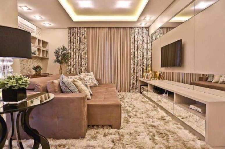 5. Sala de TV confortável decorada com paletas de cores nude e tapete felpudo – Foto: Officio & Arte