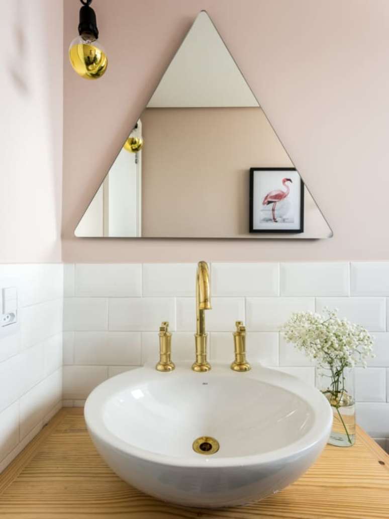 24. Parede cor nude rose para decoração de banheiro simples com torneira dourada – Foto: Apartment Therapy
