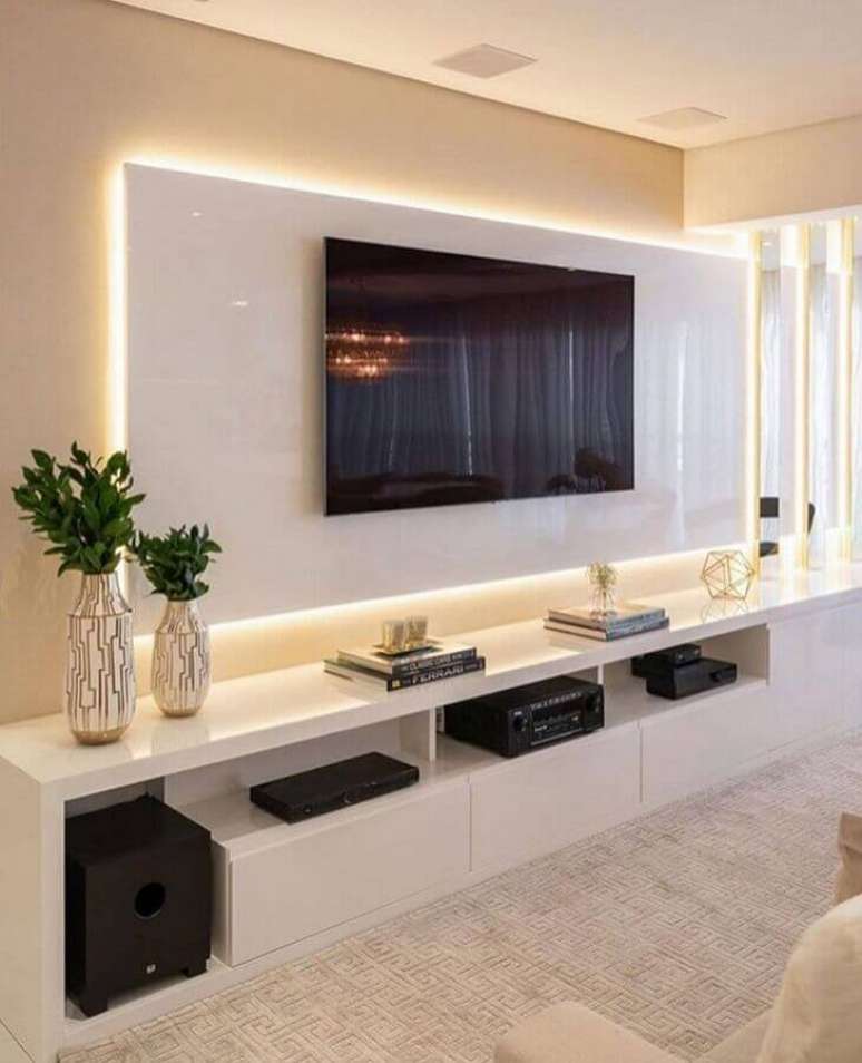 27. Cor nude para parede de sala de TV com rack com painel branco – Foto: Pinterest