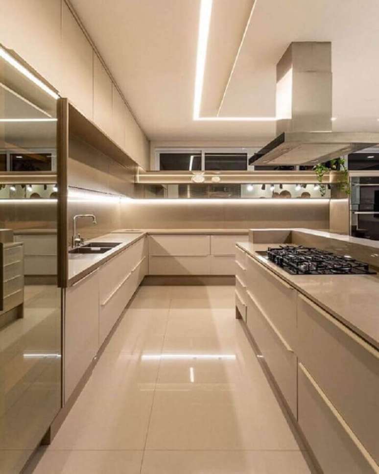 31. Cozinha moderna e ampla planejada na paleta de cores nude – Foto: Casa Très Chic