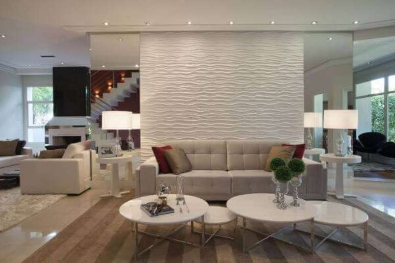 56. Decoração na sala de estar moderna e clean,  com o revestimento Duna Paris Branco, da Castelatto– Via: Iara Kilaris