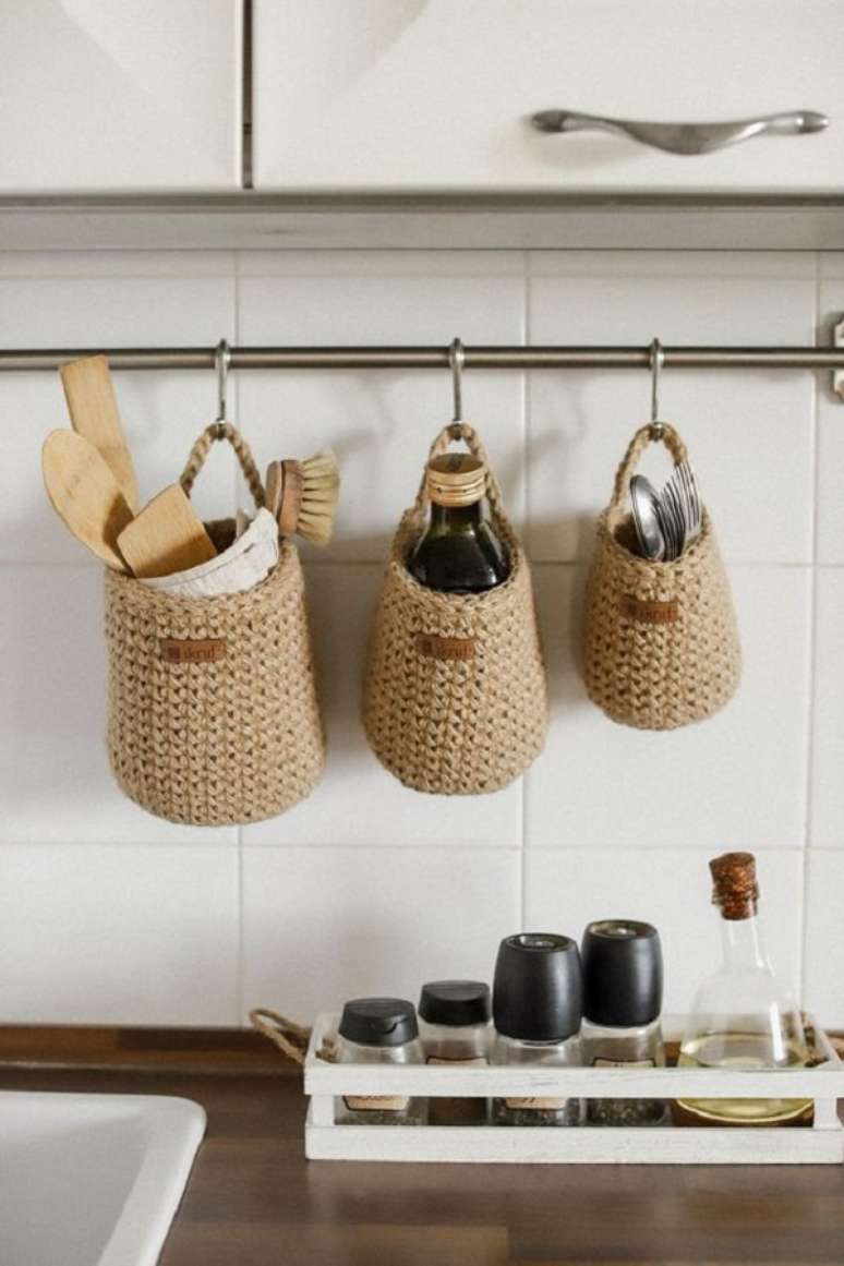 5. O tric&ocirc; na decora&ccedil;&atilde;o da cozinha auxilia na organiza&ccedil;&atilde;o de talheres do espa&ccedil;o. Fonte: IknitForCozyHome