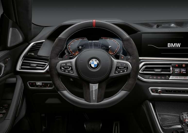 Motorista do BMW X6 M tem à sua disposição volante esportivo e foco no desempenho.