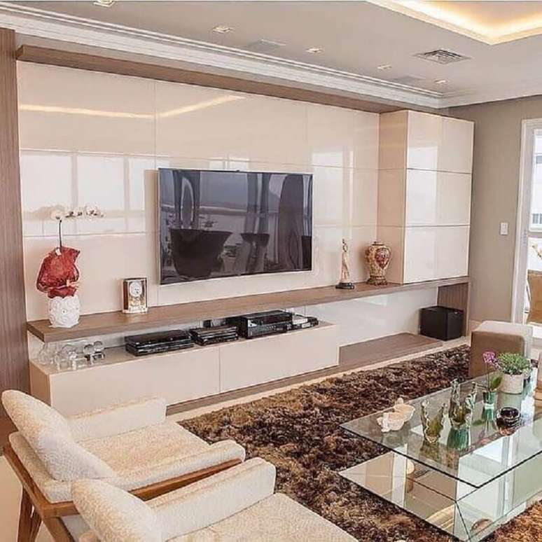 49. Sala de TV ampla e moderna decorada com tapete felpudo e paleta de cores nude – Foto: Casa de Valentina