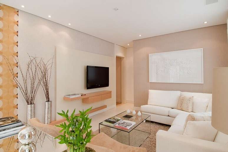 51. Paleta de cores nude para decoração de sala com sofás brancos – Foto: Archilovers
