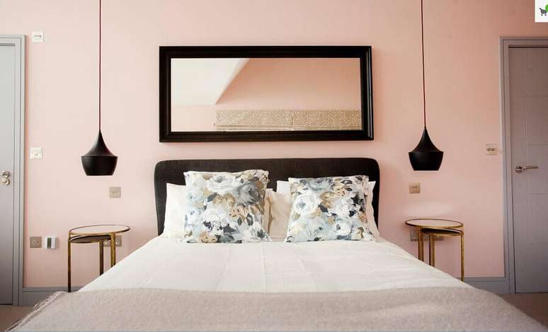 55. Parede pintada com cor nude rose para decoração de quarto minimalista – Foto: Houzz