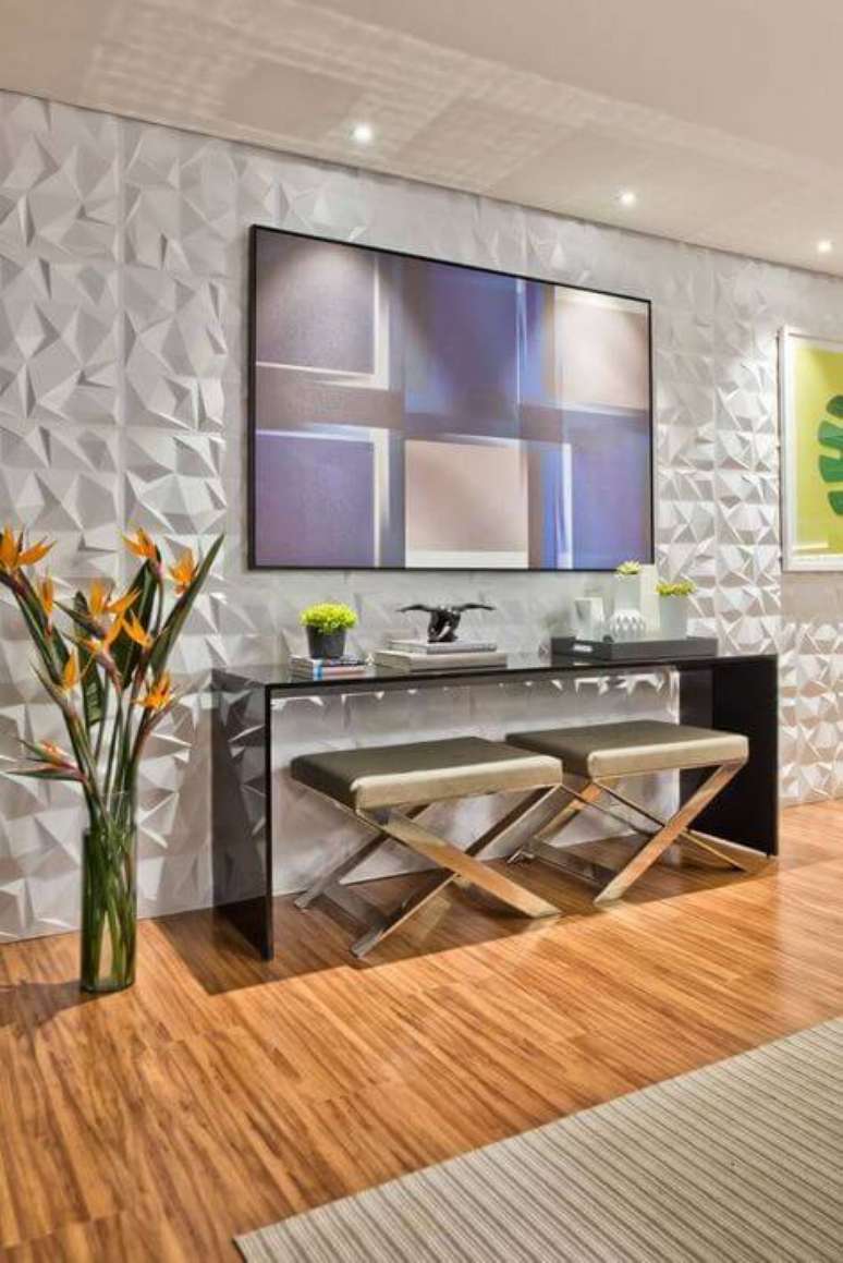 2. Revestimento 3d para sala de estar com aparador moderno – Via: Casa Cor