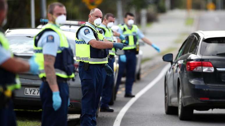 Auckland passou a ao nível 3 de confinamento, por um período de três dias, o que significa que só serão permitidos deslocamentos essenciais