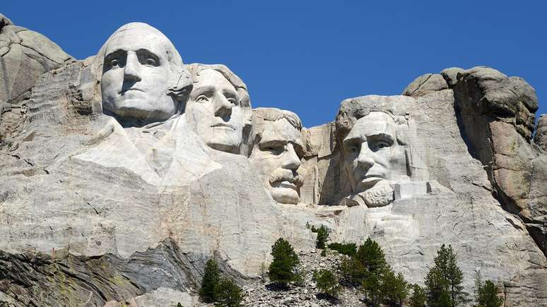 O Monumento Nacional do Monte Rushmore é uma escultura entalhada entre 1927 e 1941 em uma montanha de granito localizada em Keystone, Dakota do Sul, com rostos de 18 metros de altura dos presidentes americanos George Washington, Thomas Jefferson, Theodore Roosevelt e Abraham. Lincoln
