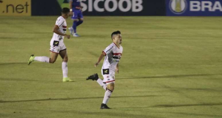 Ronald marcou os dois gols do Botafogo-SP