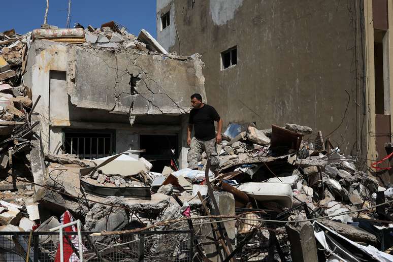 Refugiado sírio caminha sobre escombros de casa destruída por explosão em Beirute
11/08/2020
REUTERS/Alkis Konstantinidis