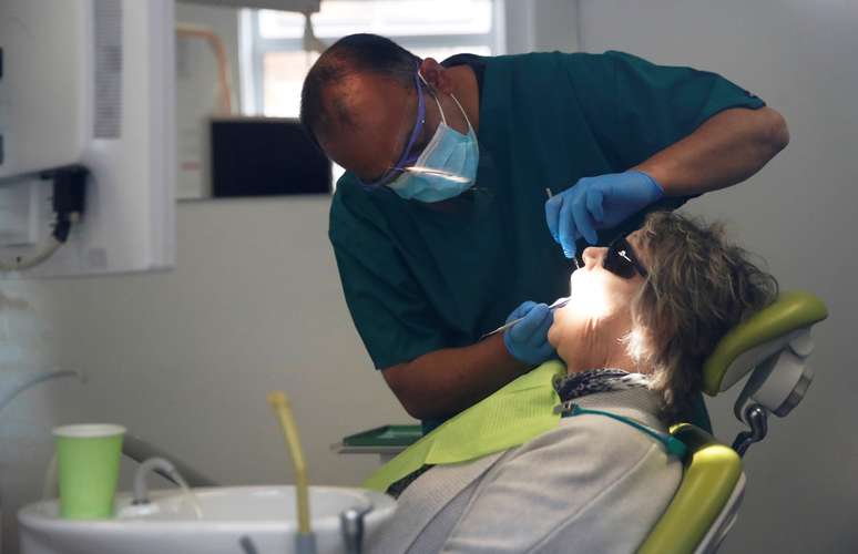 Dentista atende paciente em Milton Keynes, no Reino Unido
08/06/2020 REUTERS/Andrew Boyers