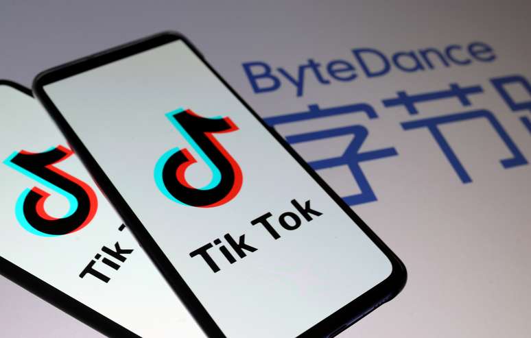 Logotipo do TikTok ao lado do logotipo de sua controladora ByteDance. 27/11/2019. REUTERS/Dado Ruvic