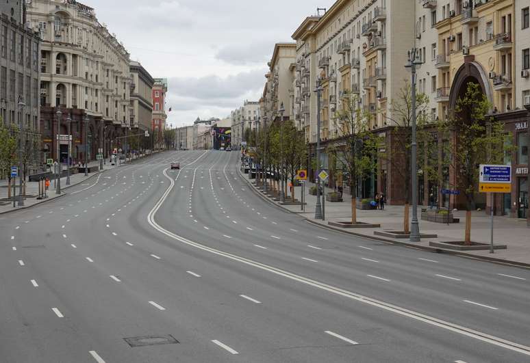 Avenida praticamente vazia em Moscou, na Rússia, em meio à pandemia de coronavírus 
09/05/2020
REUTERS/Tatyana Makeyeva