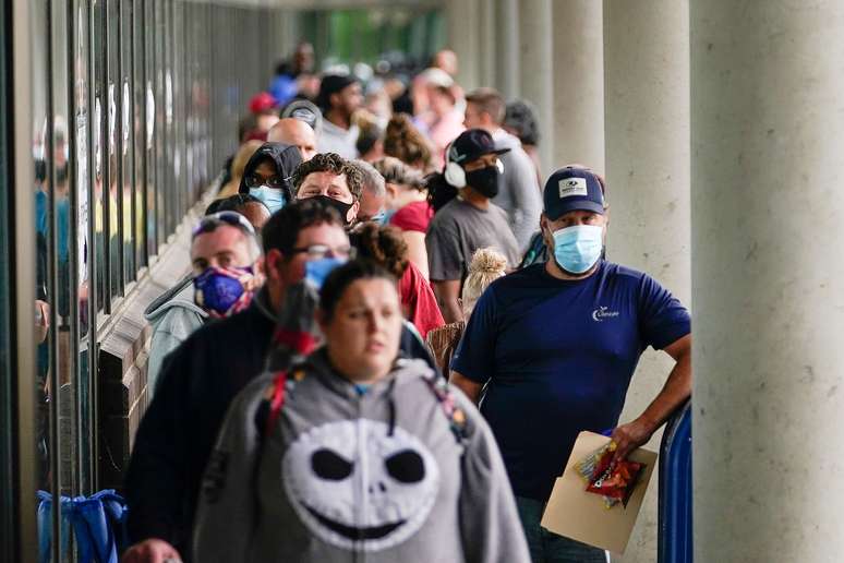 Centenas de pessoas fazem fila do lado de fora de um Kentucky Career Center na esperança de encontrar assistência para pedidos de seguro-desemprego em Frankfort, Kentucky, EUA, 18 de junho de 2020. REUTERS/Bryan Woolston