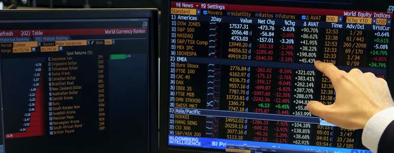 Operador indica telas com cota&ccedil;&otilde;es durante sess&atilde;o da bolsa de valores de S&atilde;o Paulo 
24/06/2016
REUTERS/Paulo Whitaker