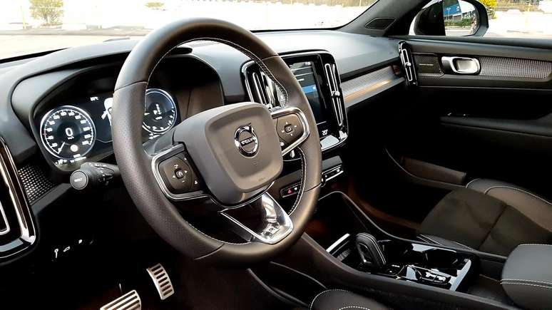 Interior do Volvo XC40 é ótimo, com painel digital de 12,3&#034; e volante com câmbio borboleta.