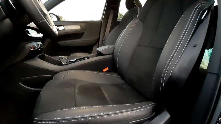 Bancos com costuras brancas oferecem &oacute;timo conforto e ergonomia.