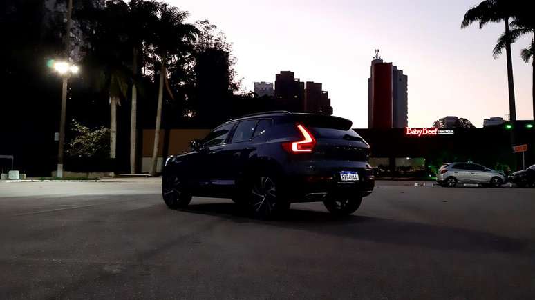 Vers&atilde;o R-Design &eacute; a &uacute;nica com sistema h&iacute;brido na fam&iacute;lia XC40.