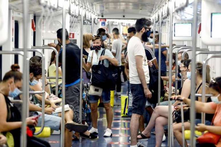 Passageiros com máscaras de proteção no metrô de Milão, norte da Itália