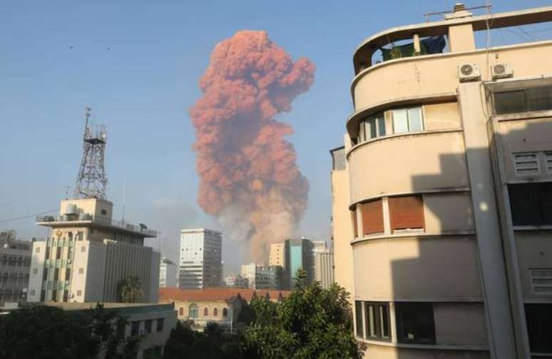 Forte explosão atingiu área portuária de Beirute