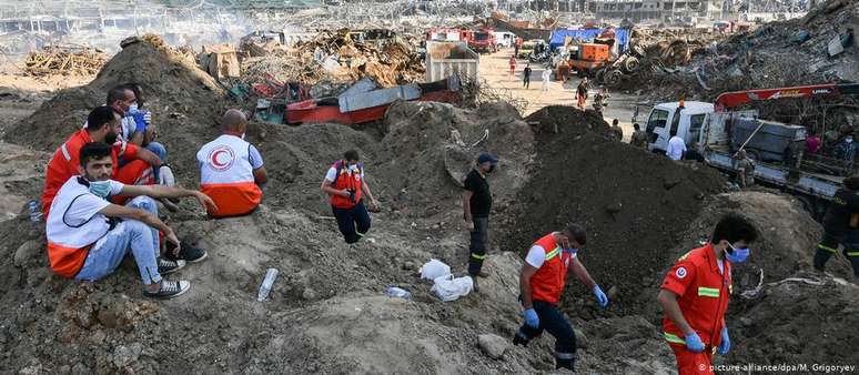Equipes de resgate nos destroços do porto de Beirute